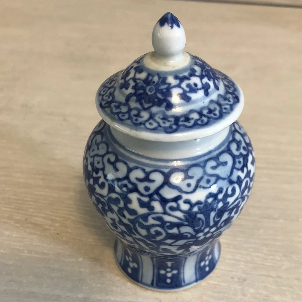 Vintage Chinese hand painted Ginger Jar Jingdezhen Zhi marked